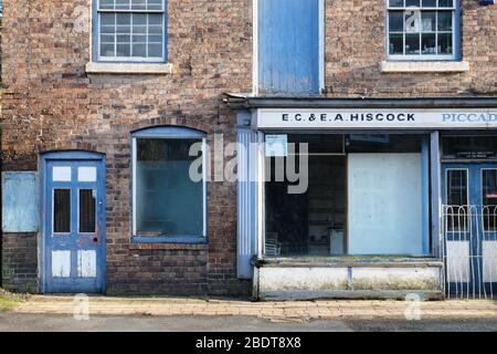 Vecchio davanti ad un negozio disusato a Coalbrookdale, Shropshire Foto Stock