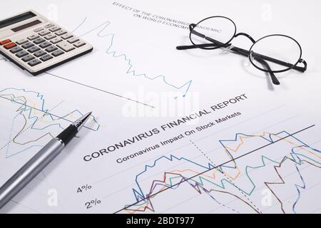 La disoccupazione è in aumento, il mercato azionario è sceso, la crisi economica dopo la pandemia di coronavirus o epidemia di covid-19, il costo della crisi finanziaria globale Foto Stock