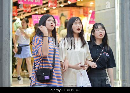 Giovani donne cinesi in Jianghan Road, Wuhan, Cina Foto Stock