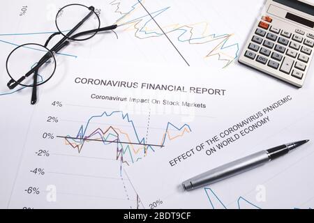 La disoccupazione è in aumento, il mercato azionario è sceso, la crisi economica dopo la pandemia di coronavirus o epidemia di covid-19, il costo della crisi finanziaria globale Foto Stock