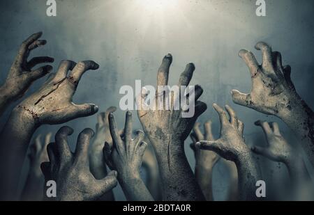 Mani di zombie in aumento in buia notte di Halloween. Foto Stock