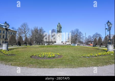 Carl Johans parco con la statua del re Karl Johan XIV durante la primavera a Norrkoping, Svezia. Foto Stock