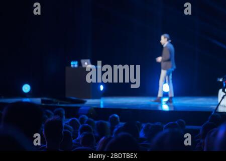 Pubblico ascolta docente al seminario Foto Stock