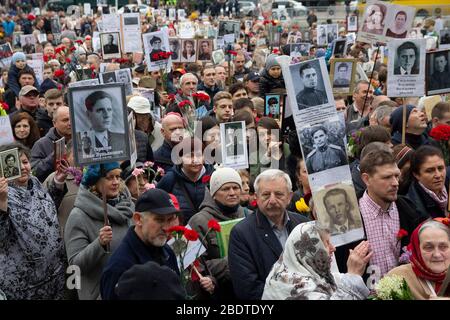 Kiev, Ucraina - 09 maggio 2019: Cittadini con ritratti degli antenati morti - guerrieri in marcia per l'anniversario della vittoria nella guerra mondiale Foto Stock