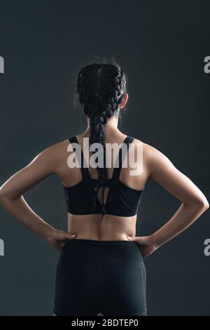 Giovani atleti femminili per portare avanti la vista posteriore Foto Stock