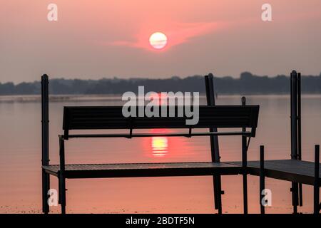 Alba con molo sul lago Minnetonka, Minnesota Foto Stock