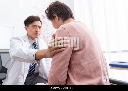 Il medico ha parlato con pazienti anziani Foto Stock