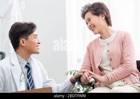 Il medico ha parlato con pazienti anziani Foto Stock