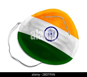 Maschera medica N95 con bandiera India isolata su sfondo bianco. Foto Stock