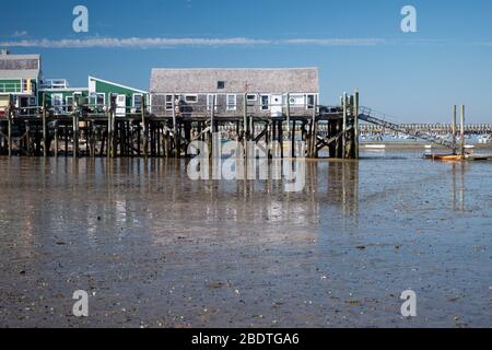 Storico vecchio molo sul porto di Provincetown riflesso alla bassa marea su Cape Cod Foto Stock