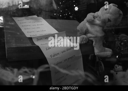 Angelo natalizio su un mercatino di natale durante le vacanze di natale in Francia Foto Stock