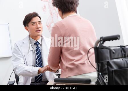 Il medico ha parlato con pazienti anziani Foto Stock