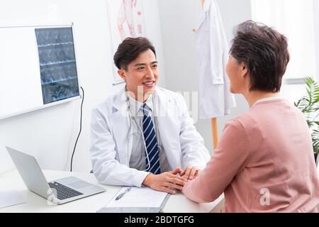 Il medico ha parlato con pazienti anziani Foto Stock