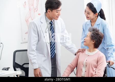 Il medico ha parlato con pazienti anziani Foto Stock