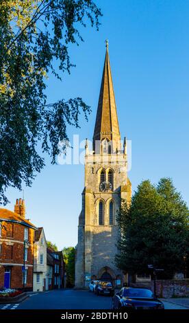Vista della chiesa di St Helen lungo West St Helen Street, Abingdon-on-Thames, Oxfordshire, Inghilterra sudorientale, Regno Unito visto in luce soft tardo pomeriggio Foto Stock