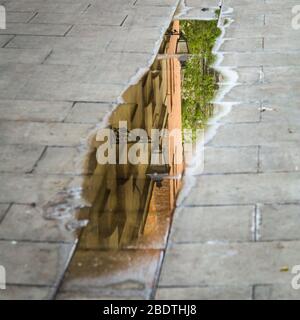 Riflessione in acqua pudddle di edifici a Barcellona, Spagna. Foto Stock