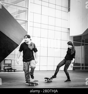 Skateboarders fuori dal Museu d'Art Contemporani de Barcelona (MACBA). Foto Stock