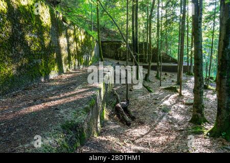 Rovine della casa di Adolf Hitler, il Berghof, nell'Obersalzberg, Alpi Bavaresi vicino a Berchtesgaden, Baviera, Germania. Foto Stock