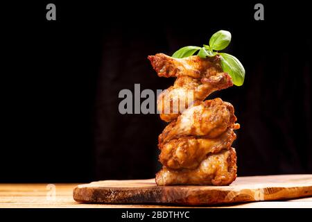 Deliziose ali di pollo croccanti in pangrattato. Foto Stock