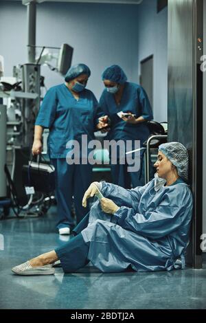 Donna chirurgo cercando tristezza affaticamento dopo chirurgia copyspace stress depressione senso di colpa infelice problema lavoratore medicina emozioni di salute Foto Stock