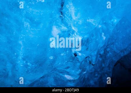 Primo piano del ghiaccio blu in una grotta di ghiaccio, l'Islanda Foto Stock