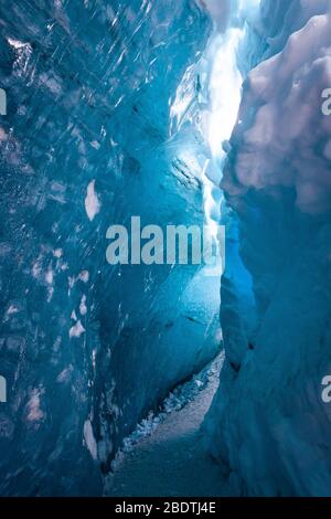 Ingresso tunnel in una grotta di ghiaccio sul ghiacciaio, Islanda Foto Stock