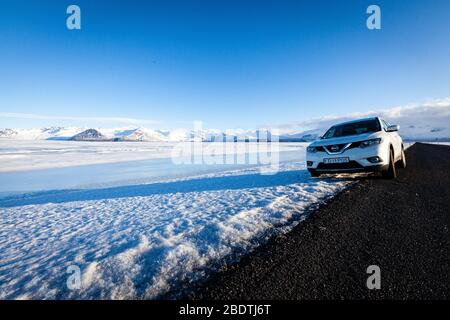 Un'auto Nissan parcheggiata dalla tangenziale in Islanda Foto Stock