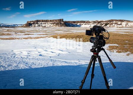 Una videocamera televisiva che riprende il paesaggio in islanda Foto Stock