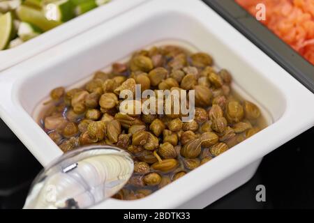 Un vassoio di capperi su un piatto Foto Stock