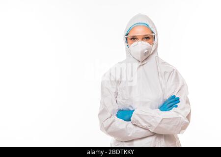 Ritratto di medico donna in vestiti protettivi durante la pandemia di coronavirus. Epidemia, pandemia di coronavirus covid 19. Foto Stock