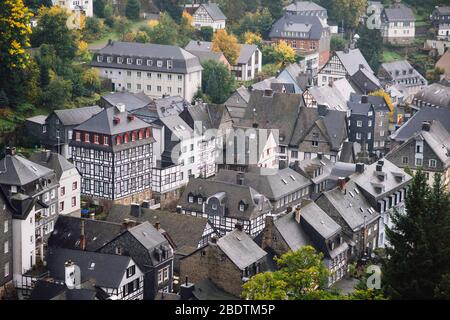 Vista sulla città di Monschau e il castello dalla cima di una collina, Germania in una giornata nuvolosa Foto Stock