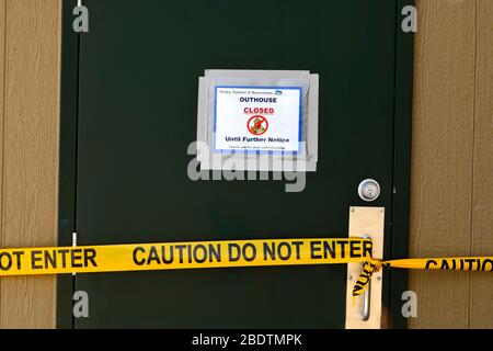Un cartello chiuso e non entrare nastro su un attico chiuso a causa della pandemia del virus Covid 19 in un parco provinciale nella campagna Alberta Canada. Foto Stock