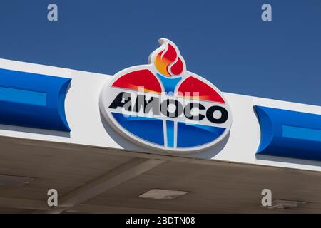 Noblesville - Circa Aprile 2020: Stazione di benzina e di carburante di Amoco. Amoco è una divisione di BP. Foto Stock