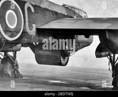 Operazione CASTIGARE: L'attacco contro le dighe Moehne, Eder e Sorpe da No. 617 Squadron RAF nella notte del 16/17 maggio 1943. Un'arma di mantenimento da 10.000 libbre attaccata alla baia della bomba del comandante dell'ala Avro di Guy Gibson Type 464 (Provisioning) Lancaster, ED932/G "AJ-G", a Manston, Kent, mentre conducendo prove di caduta fuori Reculve, maggio 1943 Foto Stock