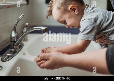 Vista laterale del piano di pulizia per giovani con aspirapolvere vicino al  divano in soggiorno Foto stock - Alamy