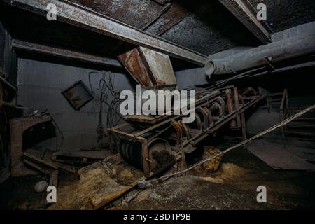 Cemento abbandonato e fabbrica di calcestruzzo. Vecchio trasportatore Foto Stock