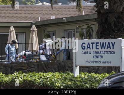 Hayward, Stati Uniti. 9 aprile 2020. Giovedì 9 aprile 2020, un paziente viene trasferito fuori dal Gateway Care & Rehabilitation Center, una struttura infermieristica specializzata di Hayward, California. Trentacinque pazienti sono risultati positivi al test COVID-19 insieme a 24 persone. Sei pazienti sono morti. Foto di Terry Schmitt/UPI Credit: UPI/Alamy Live News Foto Stock