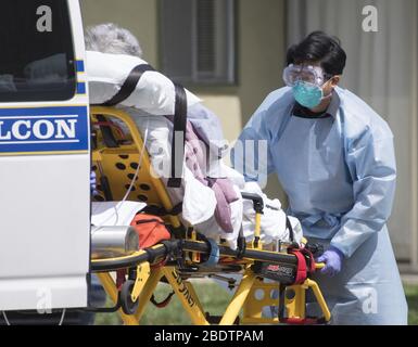 Hayward, Stati Uniti. 9 aprile 2020. Giovedì 9 aprile 2020, un paziente viene trasferito fuori dal Gateway Care & Rehabilitation Center, una struttura infermieristica specializzata di Hayward, California. Trentacinque pazienti sono risultati positivi al test COVID-19 insieme a 24 persone. Sei pazienti sono morti. Foto di Terry Schmitt/UPI Credit: UPI/Alamy Live News Foto Stock