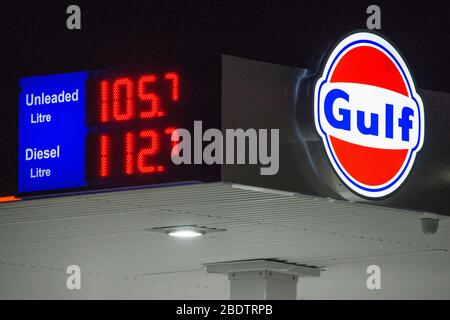 Cumbernauld, Regno Unito. 10 aprile 2020. Nella foto: Stazione di rifornimento del Golfo: Senza piombo 105.7 pence/litro Disel 112.7 pence/litro UK i prezzi della pompa di benzina sono crollati quasi £1.00 al litro a causa del blocco di crisi Coronavirus (COVID-19) che ha costretto la gente a rimanere a casa. Nel marzo 2020 il prezzo del petrolio è sceso sotto i 25 dollari al barile. Credit: Colin Fisher/Alamy Live News Foto Stock