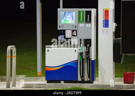 Cumbernauld, Regno Unito. 10 aprile 2020. Nella foto: Stazione di rifornimento del Golfo: Senza piombo 105.7 pence/litro Disel 112.7 pence/litro UK i prezzi della pompa di benzina sono crollati quasi £1.00 al litro a causa del blocco di crisi Coronavirus (COVID-19) che ha costretto la gente a rimanere a casa. Nel marzo 2020 il prezzo del petrolio è sceso sotto i 25 dollari al barile. Credit: Colin Fisher/Alamy Live News Foto Stock