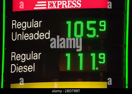 Cumbernauld, Regno Unito. 10 aprile 2020. Nella foto: Stazione di rifornimento Londis BP: Unleaded 105.9 pence/litro Disel 111.9 pence/litro UK i prezzi della pompa benzina sono crollati quasi £1.00 al litro a causa del blocco di crisi Coronavirus (COVID-19) che ha costretto la gente a rimanere a casa. Nel marzo 2020 il prezzo del petrolio è sceso sotto i 25 dollari al barile. Credit: Colin Fisher/Alamy Live News Foto Stock