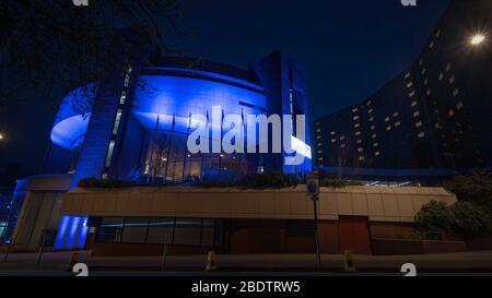 Harrogate, North Yorkshire, Regno Unito. 09 Aprile 2020. Il Centro Congressi Harrogate e' illuminato di blu per celebrare l'NHS. Il Conventino Center è attualmente in fase di trasformazione in un ospedale notturno per lo Yorkshire e Humber. Harrogate, Regno Unito. 9 aprile 2020. Harrogate, North Yorkshire, Regno Unito. Credito: Fotographia di luce catturata/Notizie dal vivo di Alamy. Credit: Caught Light Photography Limited/Alamy Live News Foto Stock