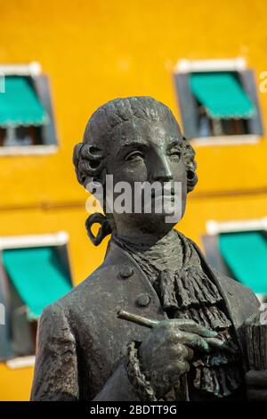 La statua di Baldassare Galuppi, un famoso compositore italiano nativo di Burano. Foto Stock