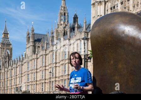 Bronzo scultura Arte pubblica Kife Edge due pezzi Abingdon Street, Westminster, Londra SW1P di Henry Moore Foto Stock