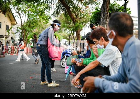 Bangkok, Thailandia. 3 Aprile 2020. Un filantropo distribuisce pane e maschere sanitarie ai senzatetto fuori dalla stazione ferroviaria di Hua Lamphong.Thailand ha finora riportato 2,423 casi di coronavirus COVID-19 con la maggior parte dei casi riportati nella capitale Bangkok. Credit: Amphol Thongmueangluang/SOPA Images/ZUMA Wire/Alamy Live News Foto Stock