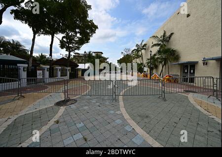 Miami, Florida - 5 aprile 2020 - Calle Ocho - Eigth Street - privo di persone sotto il covid-19 hotel, bar e ristorante chiusura e soggiorno a casa ordine. Foto Stock