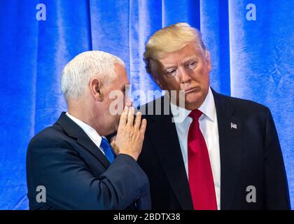 New York, USA, 11 gennaio 2016 - il Presidente eletto degli Stati Uniti Donald Trump (R) ascolta il Vice Presidente eletto Mike Pence a New York il 11 gennaio 2016, in un nuovo momento Foto Stock