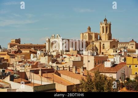 Vista sulla città vecchia con la Cattedrale di Santa Maria, Tarragona, Catalogna, Spagna Foto Stock