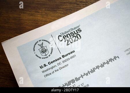 Stati Uniti 2020 Census moduli, lettera, cartolina e pagina web sullo schermo di un notebook Foto Stock