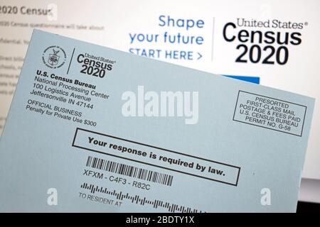 Stati Uniti 2020 Census moduli, lettera, cartolina e pagina web sullo schermo di un notebook Foto Stock